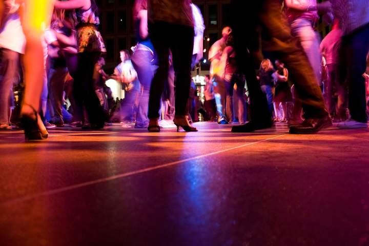 Créez l'ambiance parfaite pour danser.